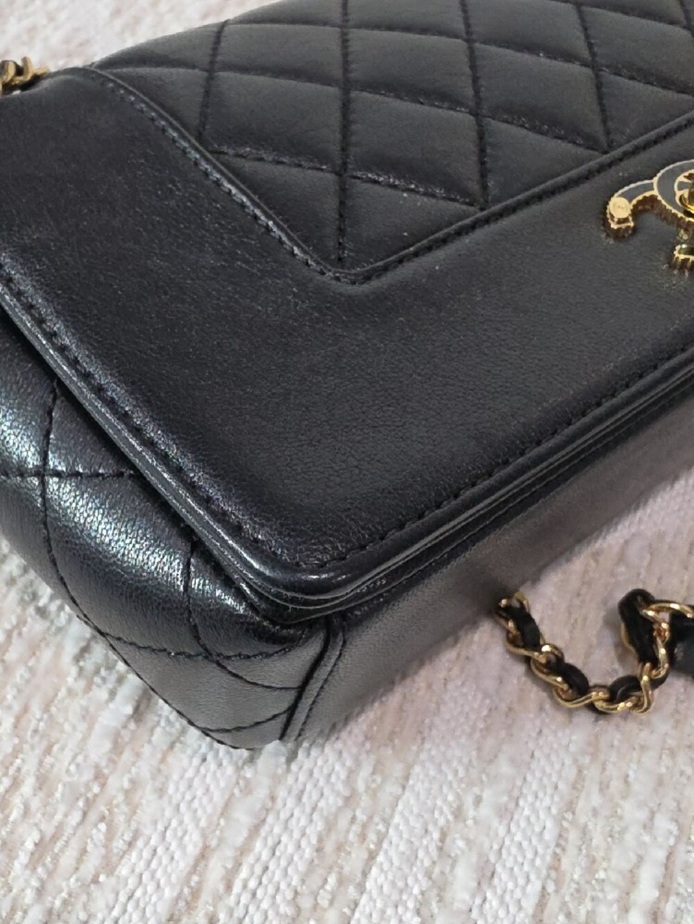 CHANEL Black Quilted Leather Shoulder Bag with Gold Chain - Picture 6 of 16